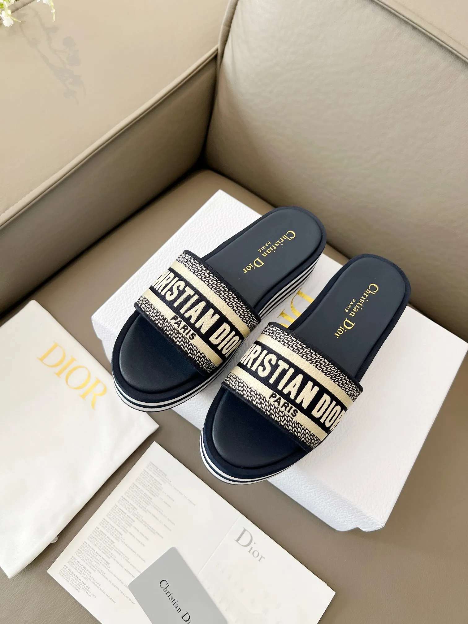 👟👟Ex-factory price 460👟👟 Dior's new spring and summer IVIETA DWAY jelly-colored flat-soled one-slip women's shoes with CD letter logo three-dimensional embroidery thick-soled round-toe open-toe slippers. The original version is developed to be the top version on the market. It feels soft and delicate on the feet and is extremely comfortable. Material: Upper imported raffia electric embroidery high-temperature water-soluble cotton technical fabric + water-dyed cowhide foot lining + original consistent combination outsole Outsole: original outsole Size: 35-42 (40.41.42 custom-made, non-refundable and non-exchangeable)